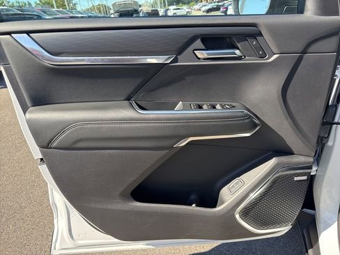 Used 2025 GMC Acadia Elevation image 27