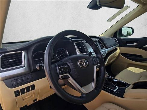 Used 2018 Toyota Highlander XLE FWD image 10