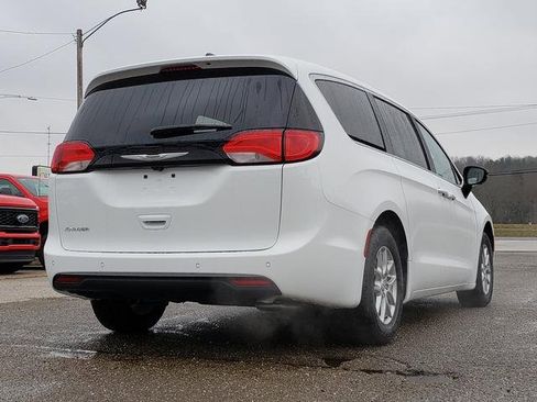 New 2026 Chrysler Voyager LX image 9