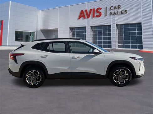 Used 2025 Chevrolet Trax LT w/ LT Convenience Package image 5