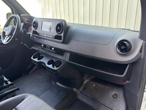 Used 2022 Mercedes-Benz Sprinter 2500 image 14