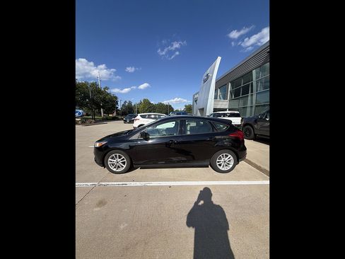 Used 2018 Ford Focus SE FWD image 2