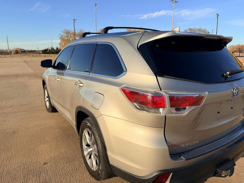 Used 2014 Toyota Highlander XLE FWD image 10