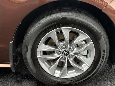 Used 2024 Toyota Sienna XLE FWD image 32