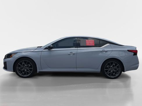 Used 2023 Nissan Altima 2.0 SR FWD image 2