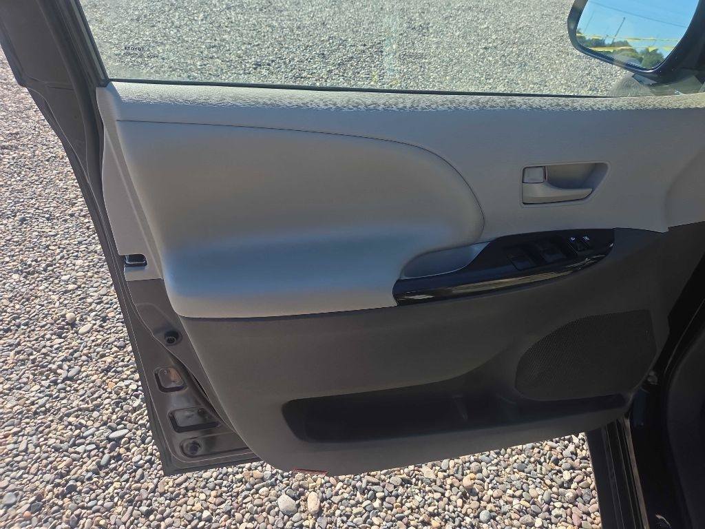 Used 2014 Toyota Sienna LE FWD image 9