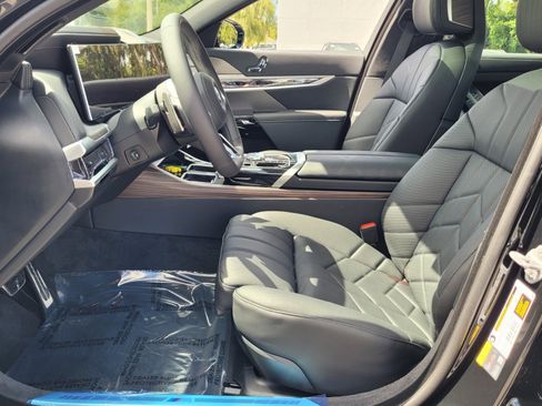 New 2026 BMW 750e xDrive w/ Executive Package image 10