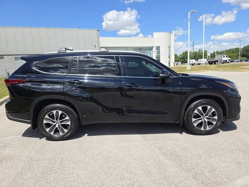 Used 2022 Toyota Highlander XLE AWD/4WD image 11