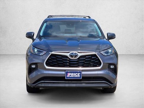 Used 2023 Toyota Highlander LE AWD/4WD image 2