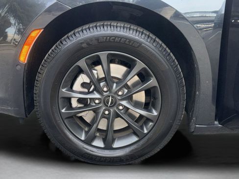 Used 2020 Chrysler Pacifica Touring-L image 34