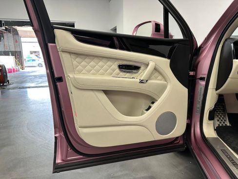 Used 2018 Bentley Bentayga image 26
