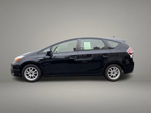 Used 2017 Toyota Prius V Three image 2
