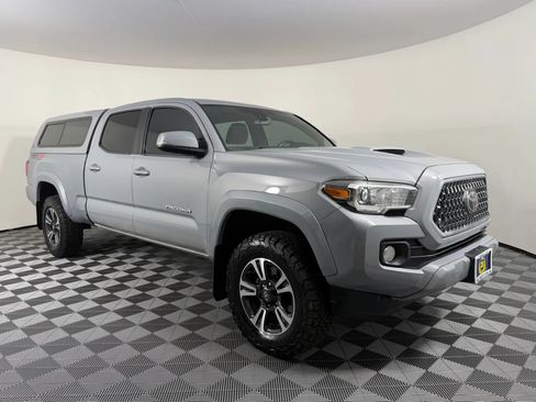 Used 2018 Toyota Tacoma TRD Sport AWD/4WD image 6