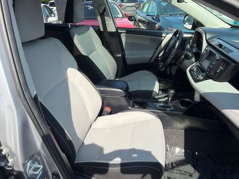 Used 2018 Toyota RAV4 XLE AWD/4WD image 10