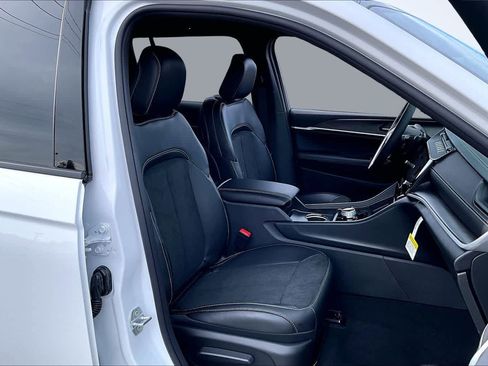 New 2026 Jeep Grand Cherokee Altitude image 14