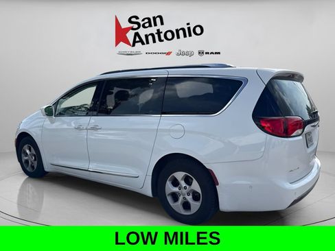 Used 2017 Chrysler Pacifica Touring-L Plus w/ Advanced Safetytec Group FWD image 3
