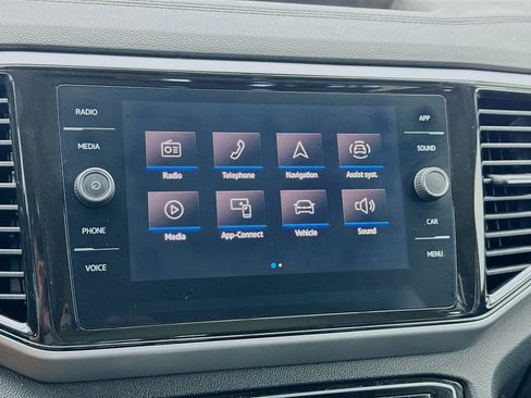 Used 2023 Volkswagen Atlas SE w/ Panoramic Sunroof Package FWD image 9