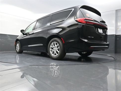 New 2026 Chrysler Pacifica Select image 21