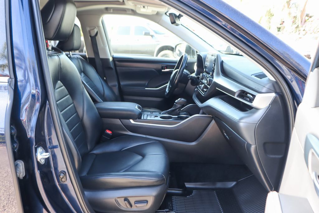 Used 2022 Toyota Highlander XLE FWD image 42
