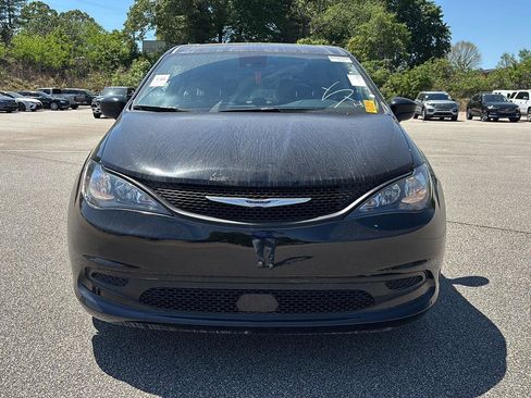 Used 2024 Chrysler Voyager LX image 2