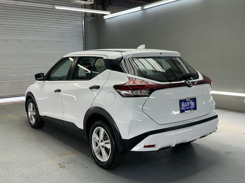 Used 2022 Nissan Kicks S FWD image 6