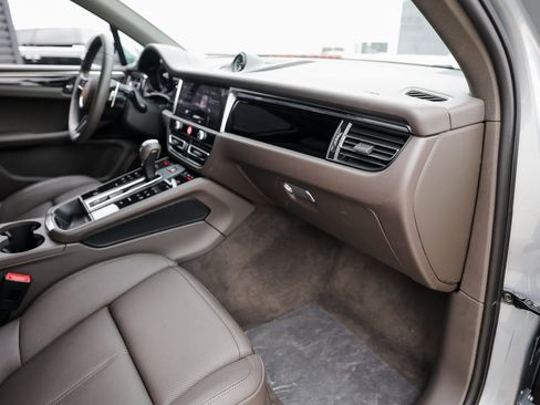 Certified 2025 Porsche Macan image 29