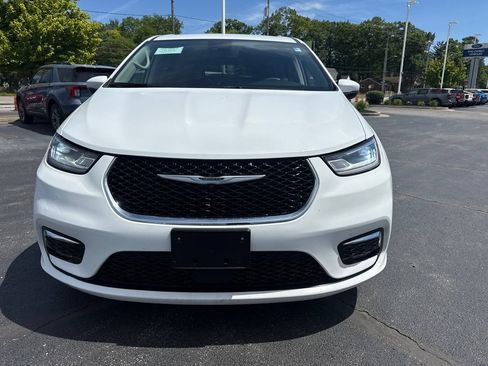 Used 2023 Chrysler Pacifica Touring-L FWD image 3