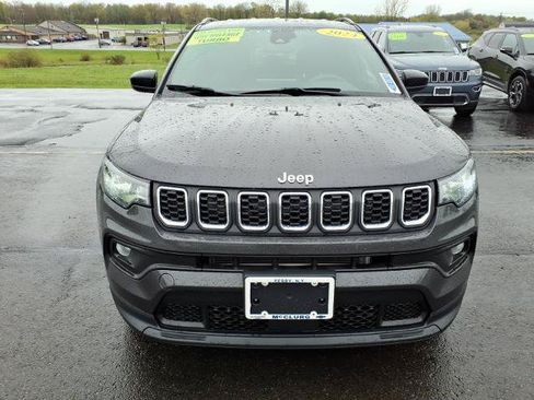 Used 2024 Jeep Compass Latitude AWD/4WD image 2