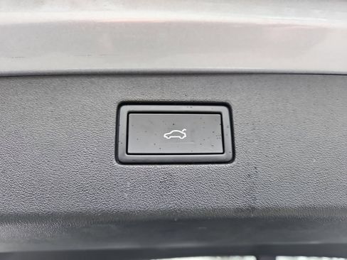Used 2025 Volkswagen Tiguan SE AWD/4WD image 30
