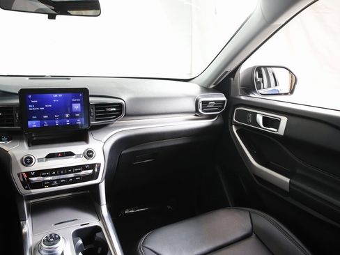Used 2021 Ford Explorer XLT image 18