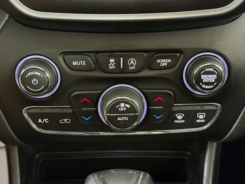 Used 2019 Jeep Cherokee Trailhawk AWD/4WD image 16
