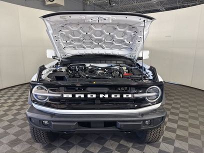 New 2025 Ford Bronco Outer Banks w/ Sasquatch Package