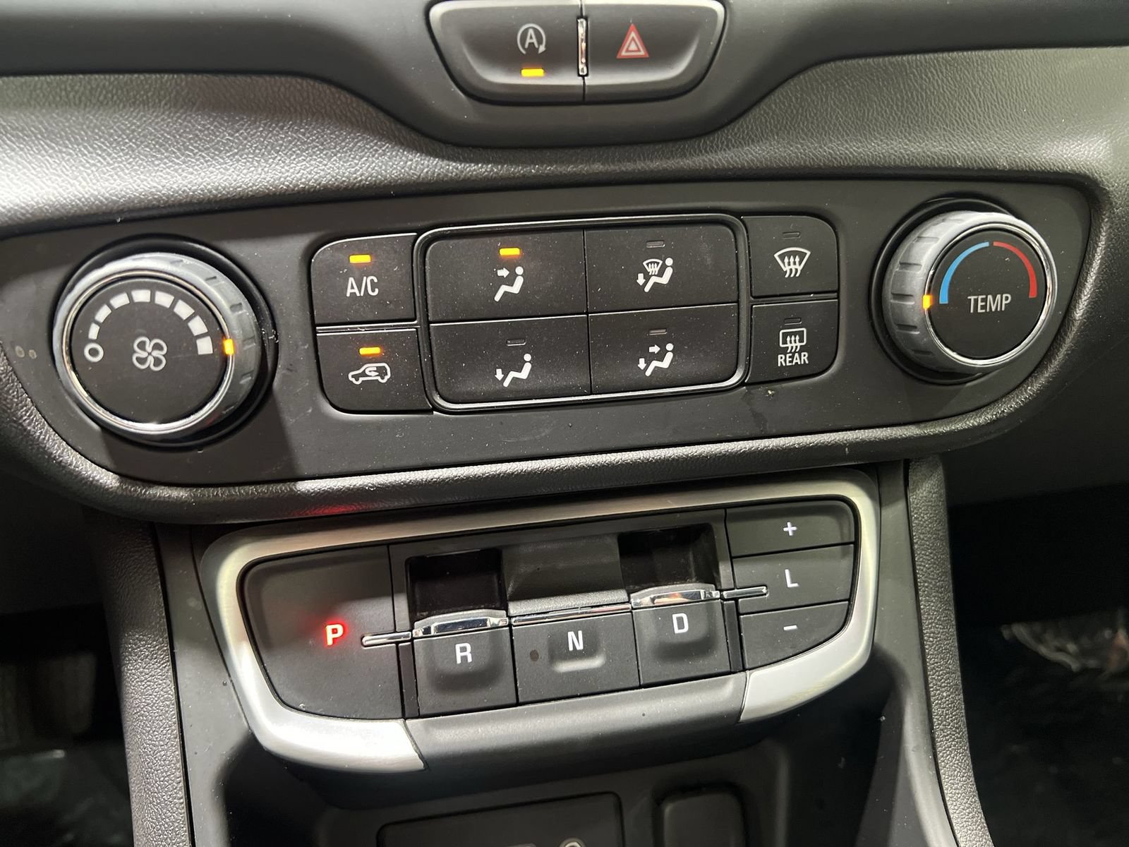 Used 2024 GMC Terrain SLE AWD/4WD image 18