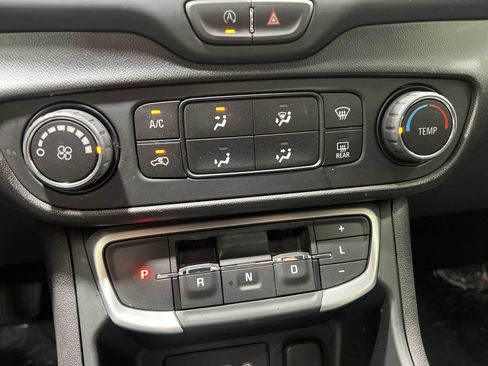 Used 2024 GMC Terrain SLE AWD/4WD image 18