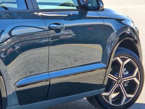 Used 2023 Kia Niro SX Touring image 18