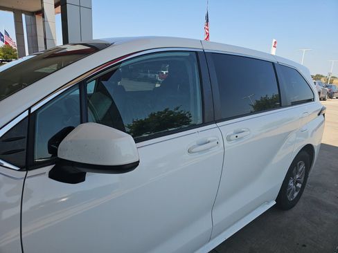 Used 2022 Toyota Sienna LE FWD image 3