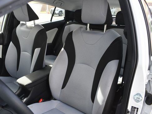 Certified 2021 Toyota Prius LE w/ Carpet Mat Package (TMS) image 17