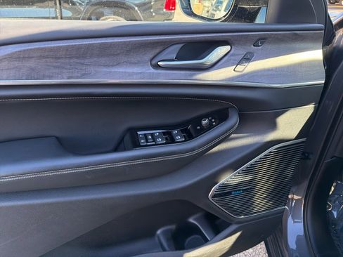 Certified 2022 Jeep Grand Cherokee Overland image 4