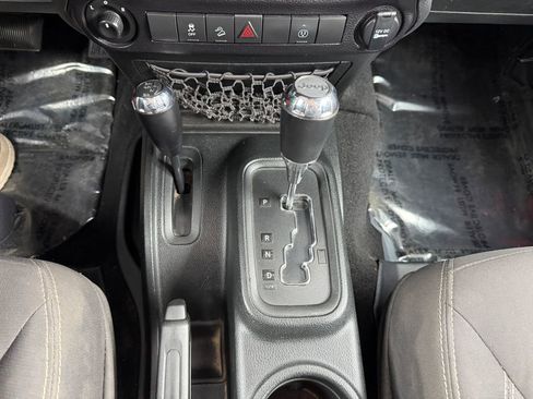 Used 2018 Jeep Wrangler Unlimited Sahara w/ Connectivity Group AWD/4WD image 22