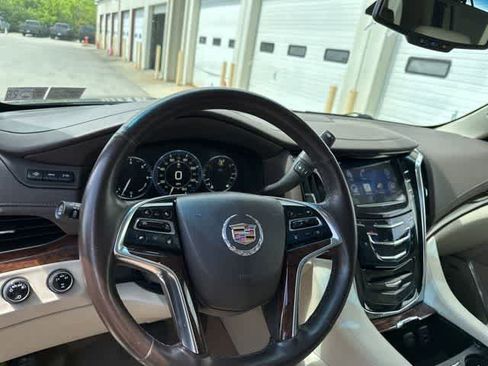 Used 2015 Cadillac Escalade Luxury AWD/4WD image 7