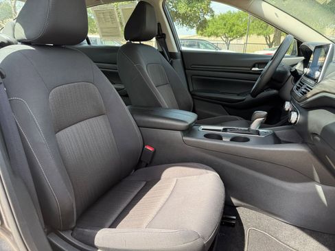 Used 2025 Nissan Altima 2.5 SV FWD image 37