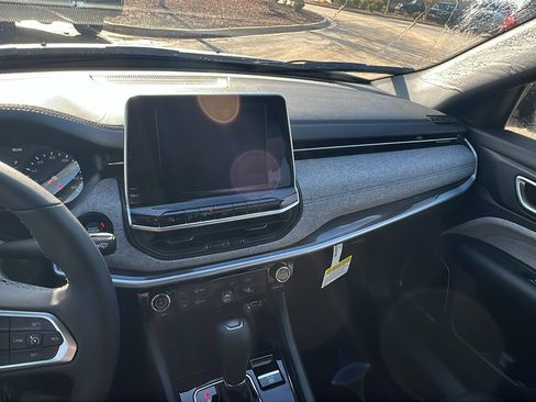 New 2026 Jeep Compass Latitude image 26