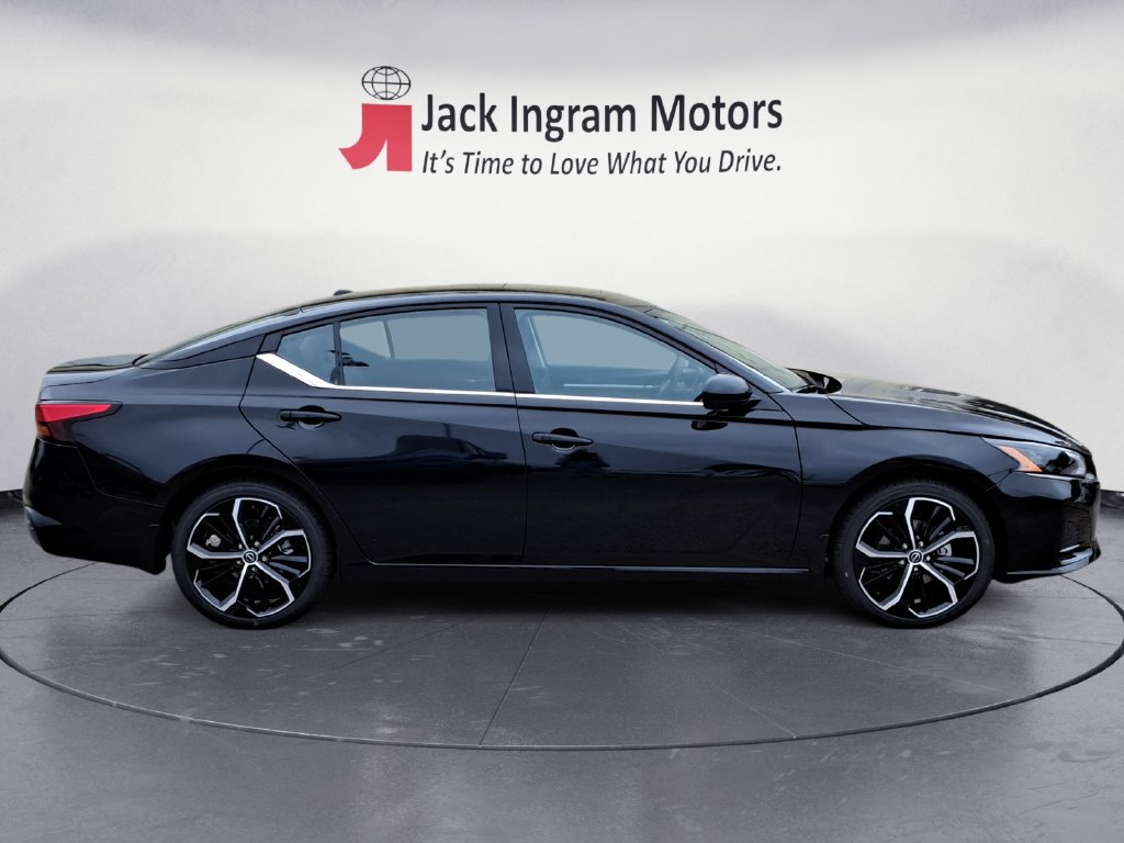 Used 2025 Nissan Altima 2.5 SR w/ SR Premium Package FWD image 6