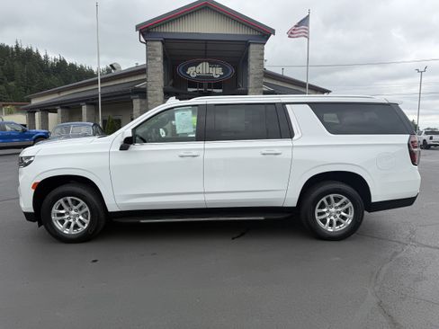 Used 2022 Chevrolet Suburban LS AWD/4WD image 3