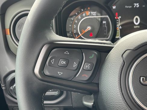 Used 2025 Jeep Gladiator Mojave w/ Convenience Group AWD/4WD image 25