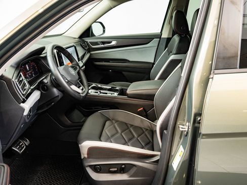 Used 2025 Volkswagen Atlas Peak Edition SE AWD/4WD image 24