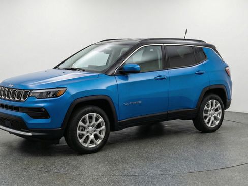 Used 2025 Jeep Compass Limited image 3