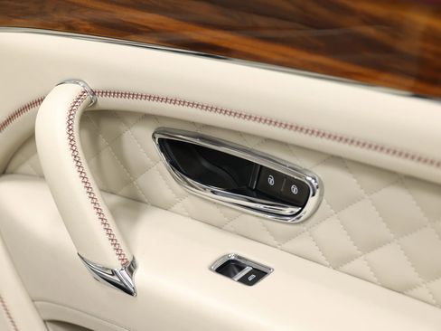 Used 2020 Bentley Bentayga Plug-In Hybrid image 97