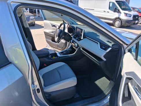 Used 2021 Toyota RAV4 XLE Premium image 18