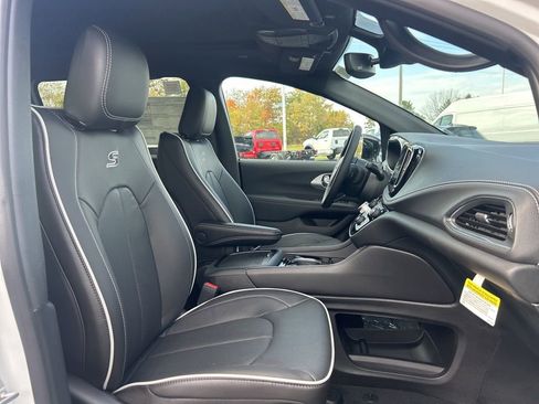 New 2026 Chrysler Pacifica Limited w/ S Appearance Package image 9